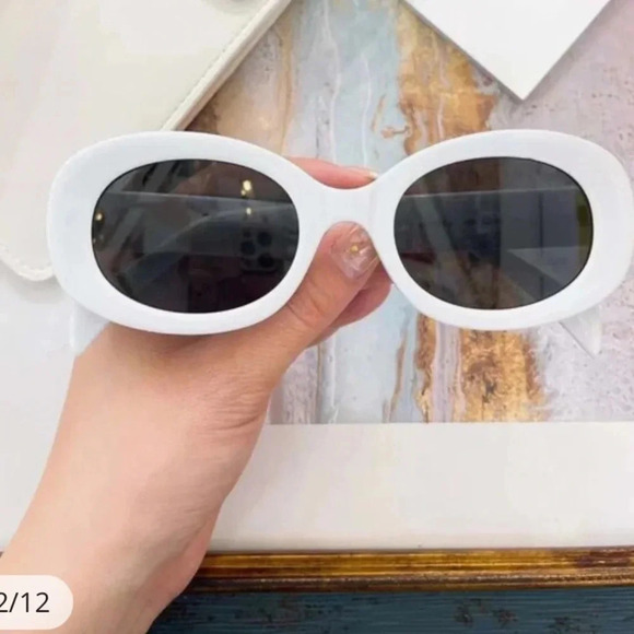 Oversized white chunky framed sunglasses with UVA UVB protection lenses black - Picture 1 of 6